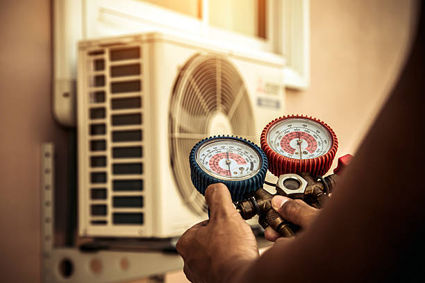 Professional Hvac technician working in Kansas City, MO